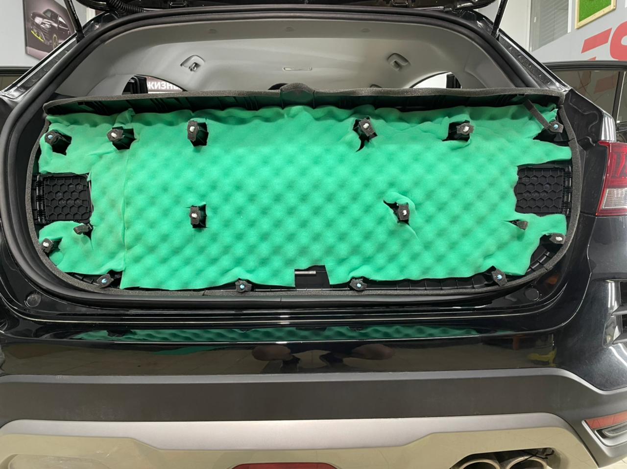 Обшивка багажника шумоизоляция Kia Rio x-line вибро+шумопоглотитель+антискрип фото